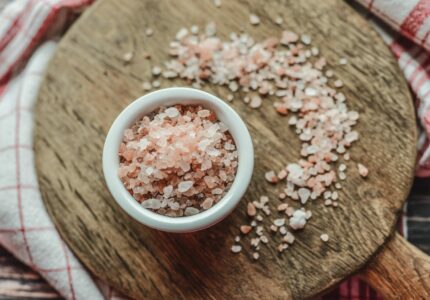 pink-salt-in-ceramic-bowl-2624397